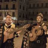 Il 23enne Tom�s e il 22enne Javier, universitari spagnoli in Erasmus che di sera due suonano e ballano musiche popolari iberiche tra le vie di Bari Vecchia. � un'usanza secolare della loro madrepatria: la "Tuna"
